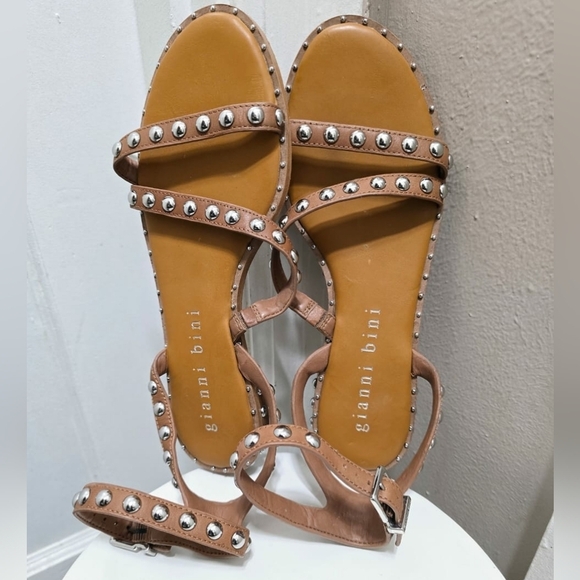 Gianni Bini Thong Studded Strappy Back Buckle Brown Leather Sandals. Size 8M🌴 - Picture 6 of 7